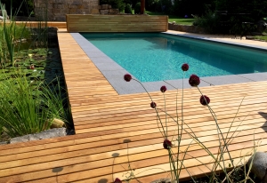 Decking en bois piscine