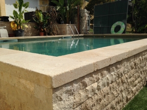 Margelle de piscine en pierre de Bourgogne