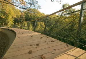 Passerelle piétonne pans inclinés