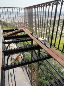 pose de platelage bois sur structure métallique balcon