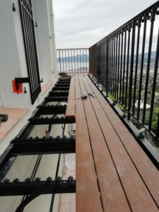 pose de platelage bois sur structure métallique balcon