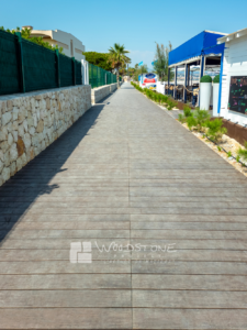 Allée piétonne en bord de mer