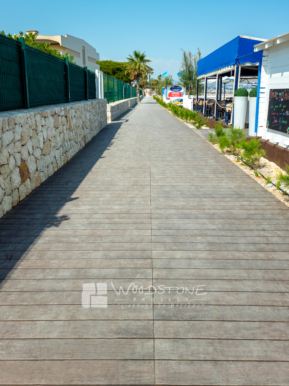 Allée piétonne en bord de mer