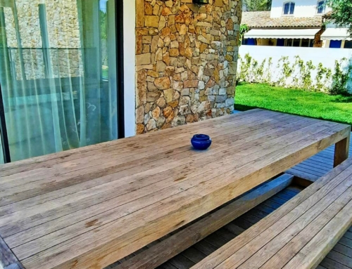 Table en teck massif, terrasse bois et parement Pierre