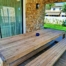patio terrasse bois parement mural pierre, table en teck, aménagement exterieur